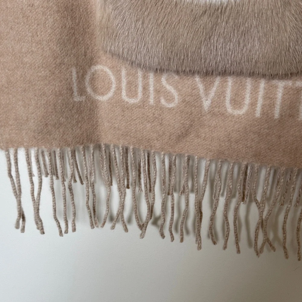 Louis Vuitton Tan and White Cold Reykjavik Monogram Scarf (NWOT) - Picture 7 of 11